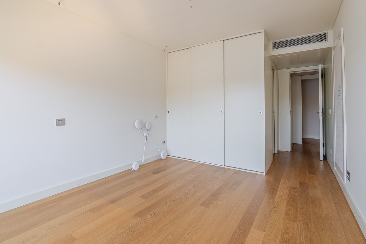 Sophisticated Three-Bedroom Apartment in Porto