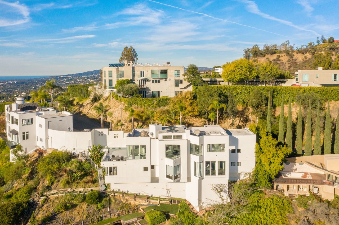 2231 Sunset Plaza Dr