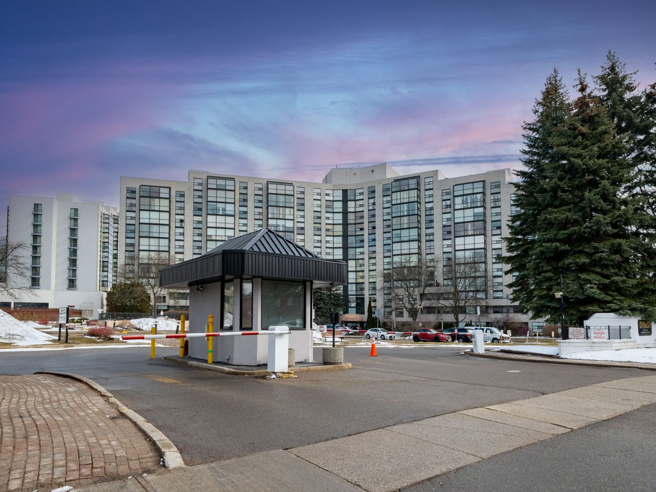 30 Harding Boulevard W, 404