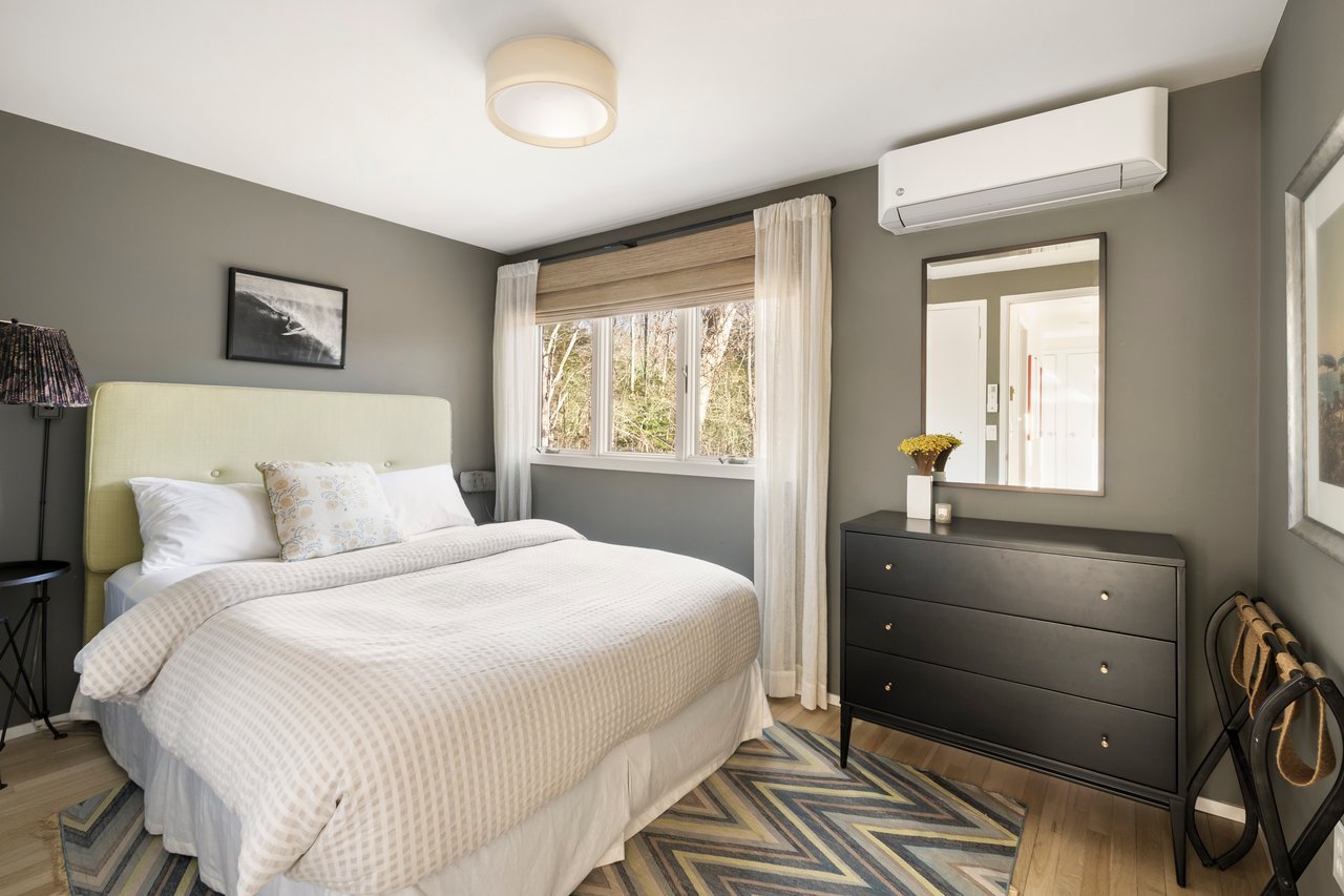  33 Robins Way, East Hampton