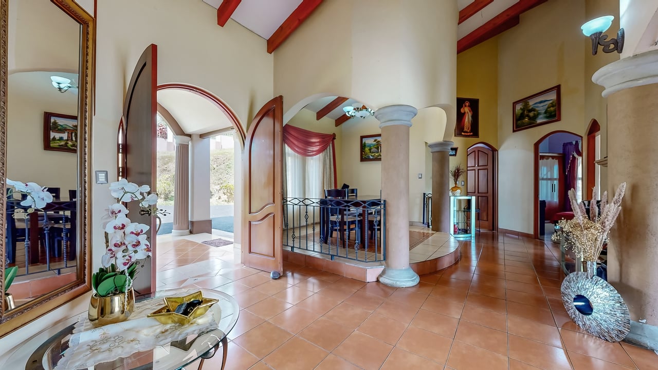 Spacious 5-Bedroom Colonial Home with 4 Bathrooms | La Bonita, Rivas.