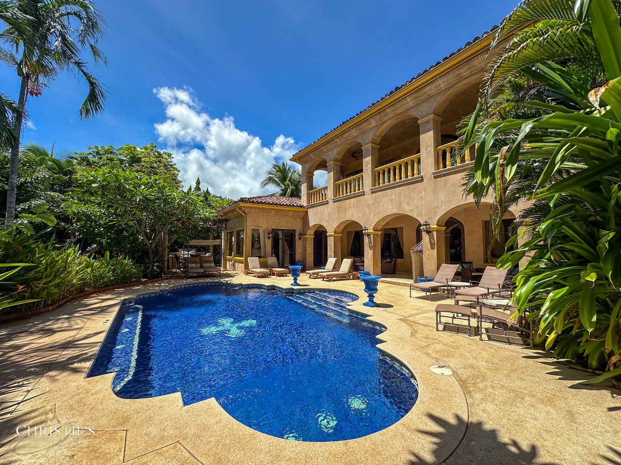 Golf-Front Tuscan-Style Estate – Villa Tuscana