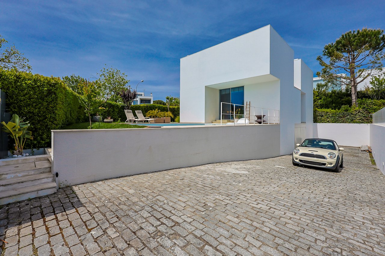 “The Green Villa” – Elegant Luxury Villa with Pool in Carnaxide, Oeiras