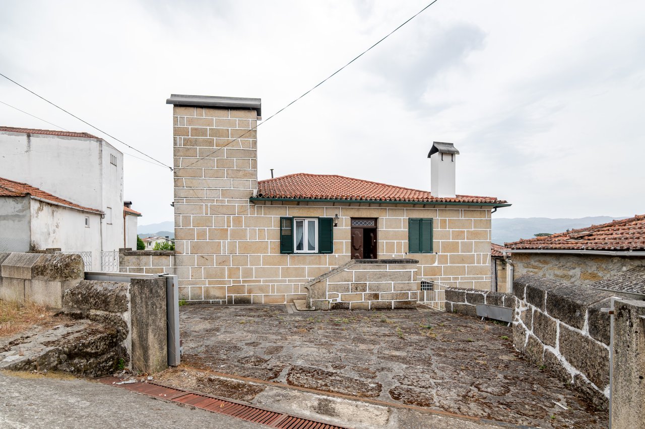 Rustic Four-Bedroom House with Private Land in Folhadela, Vila Real