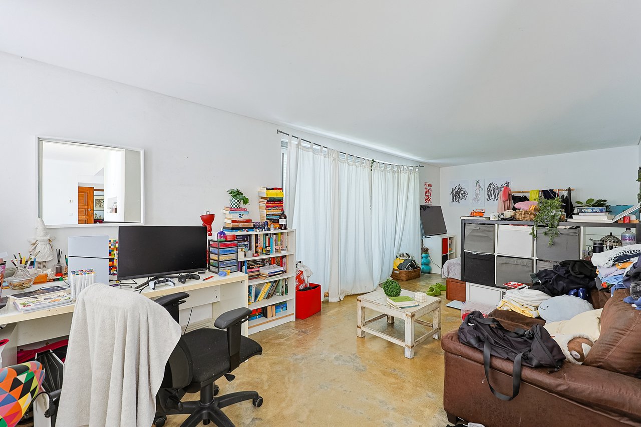 Spacious 5-Bedroom Villa with Expansive Garden Near Sintra in Colares