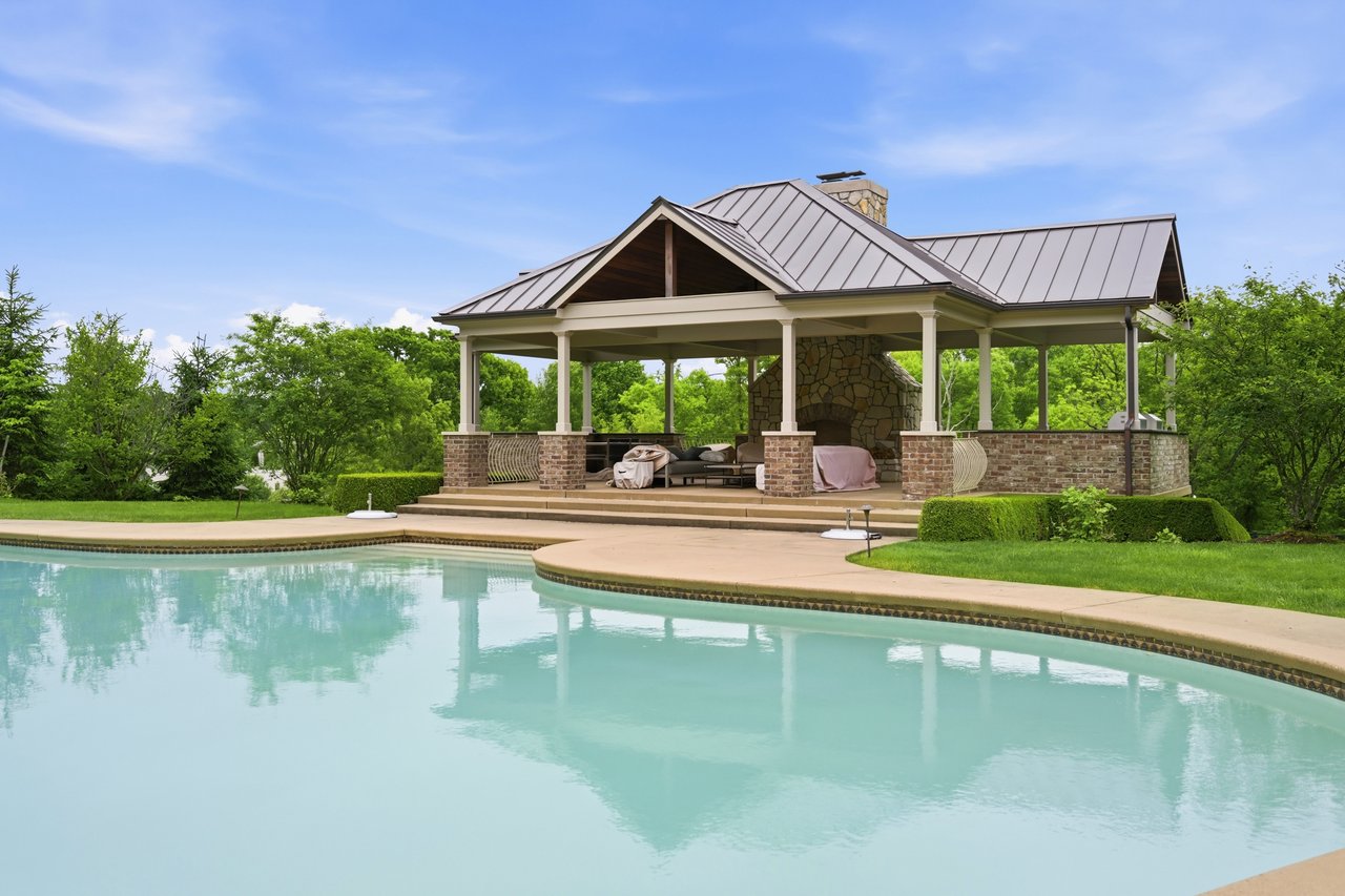 Outdoor Kitchen and Living