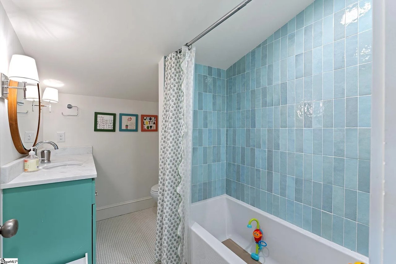 22 N Brookwood Dr