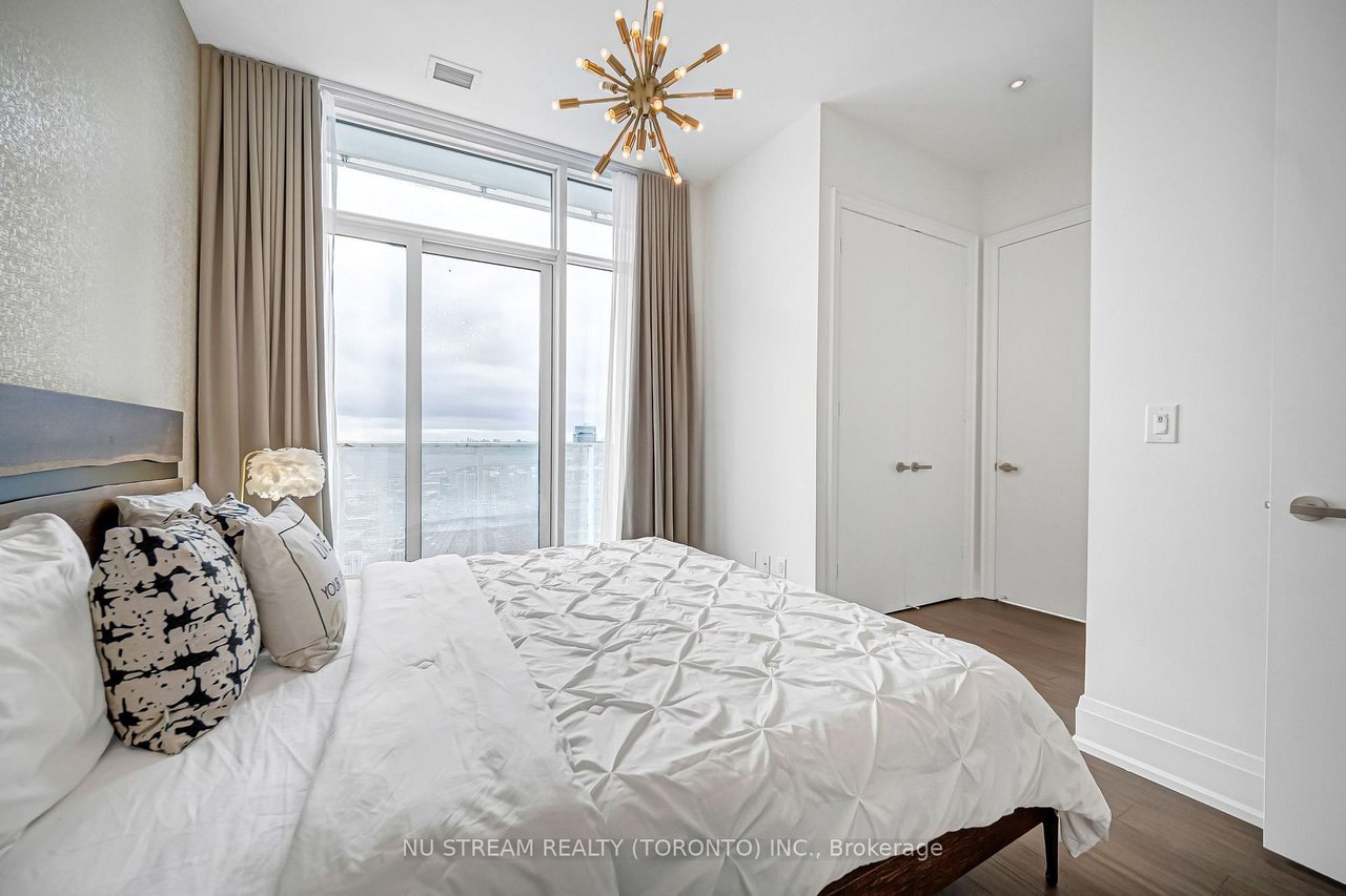 ICONIC LIVING AT 100 HARBOUR ST