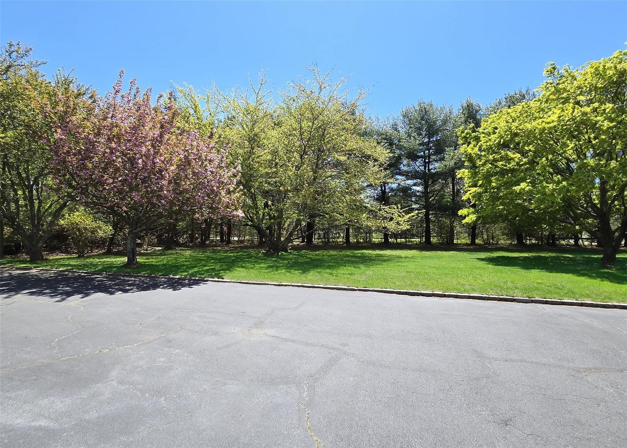 220 Bellport Ave