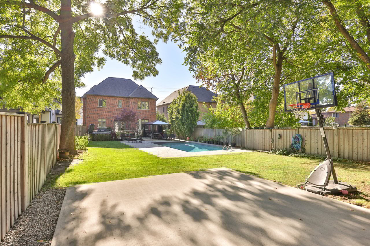 1075 Haig Blvd