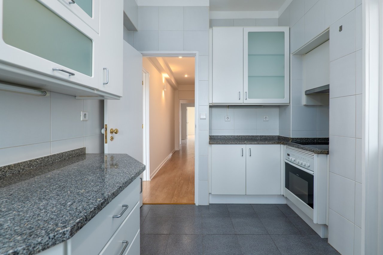 2-Bedroom Apartment with Sunset Balcony in Central Matosinhos