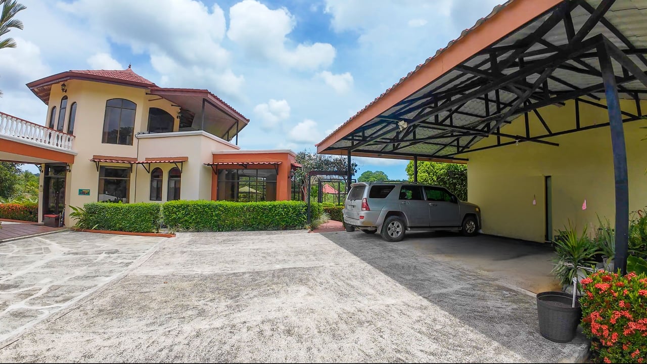 Tropical Estate in Gated Community near Quepos
