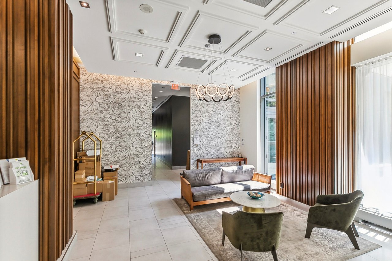 775 King St W Unit: 906