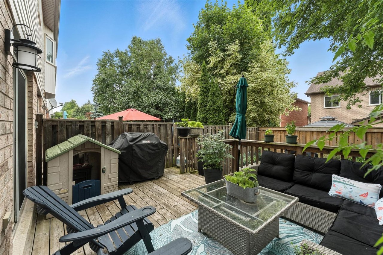 151 Mowat Cres