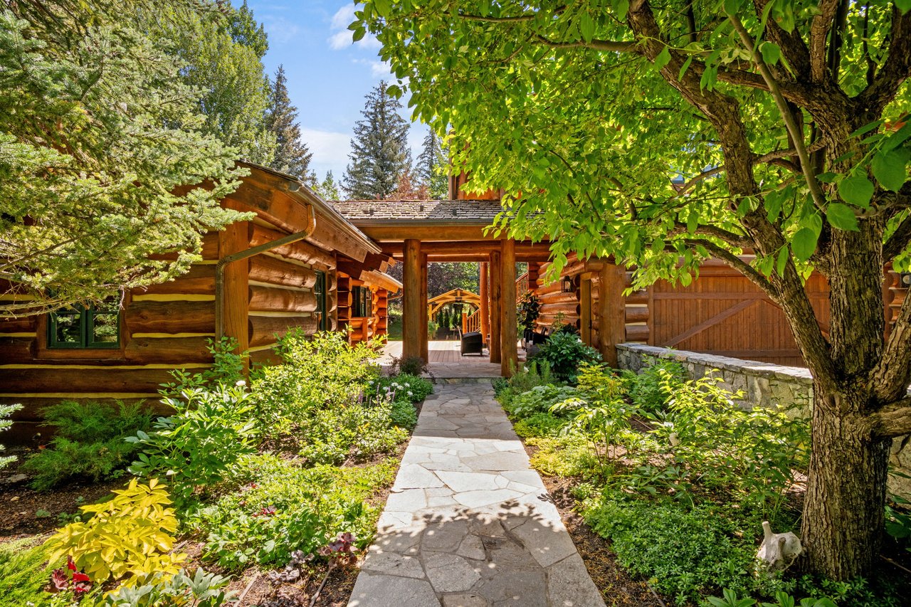 108 W Channel Ln