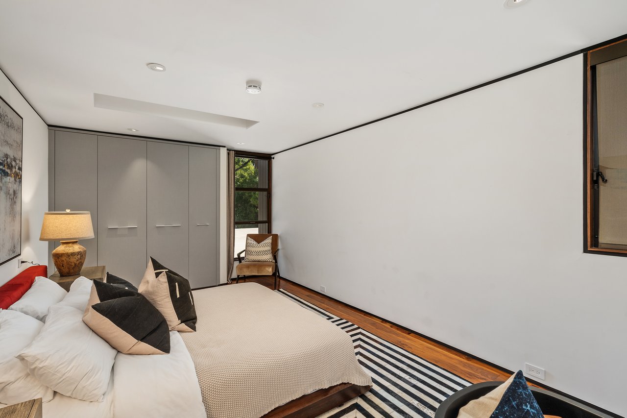  A Beverly Hills Architectural Masterpiece – Where Modern Luxury Meets Timeless Elegance