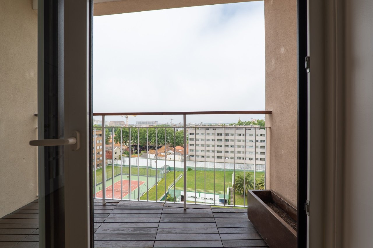 2-Bedroom Apartment with Sunset Balcony in Central Matosinhos