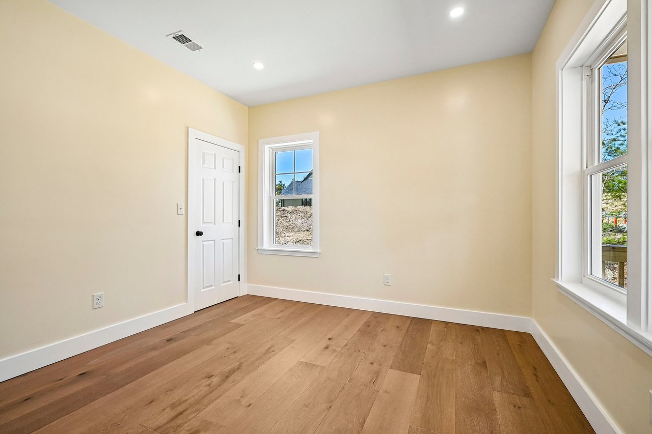 33 Seabiscuit Dr, Plymouth, MA 02360