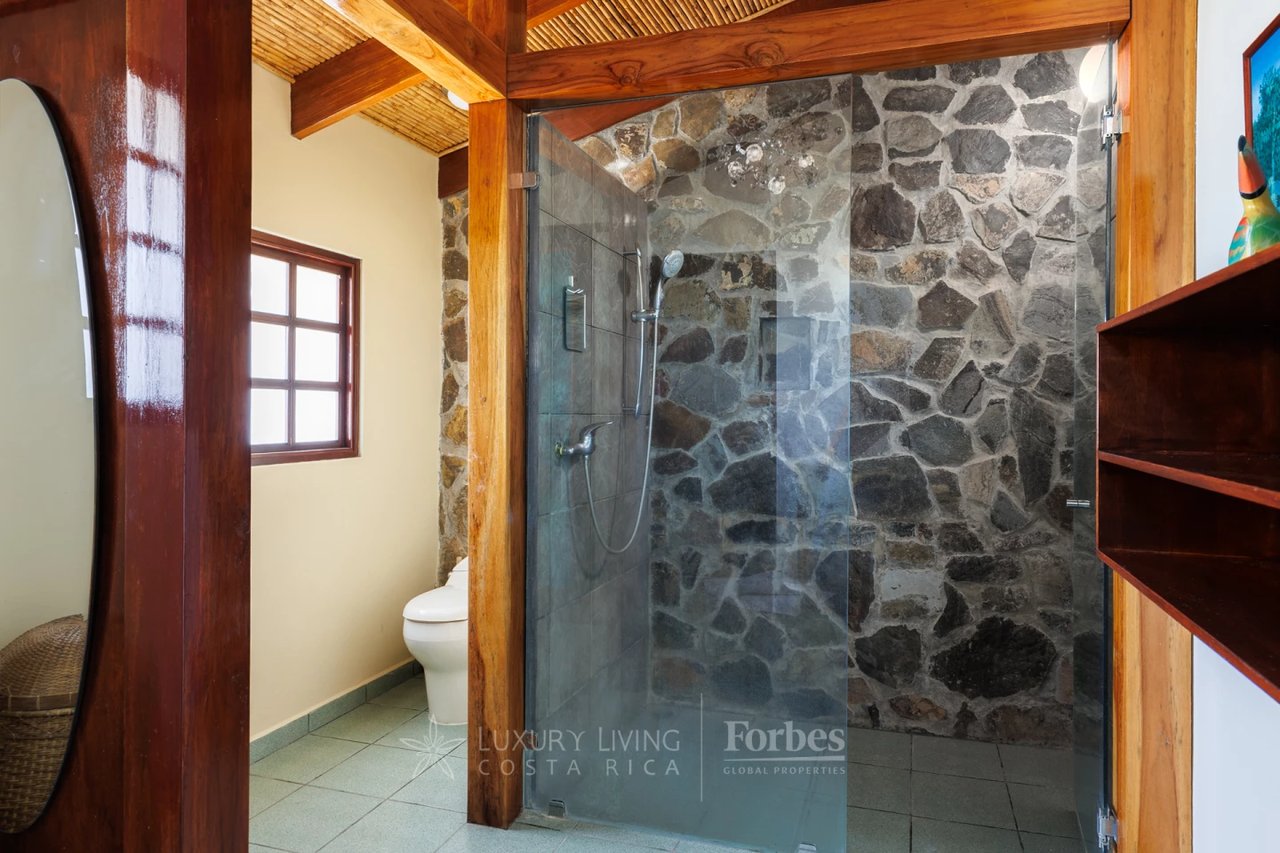 20875 - Villa Plumeria: Atenas, 3.8 Ha with Pool, Coffee Plantation & Views