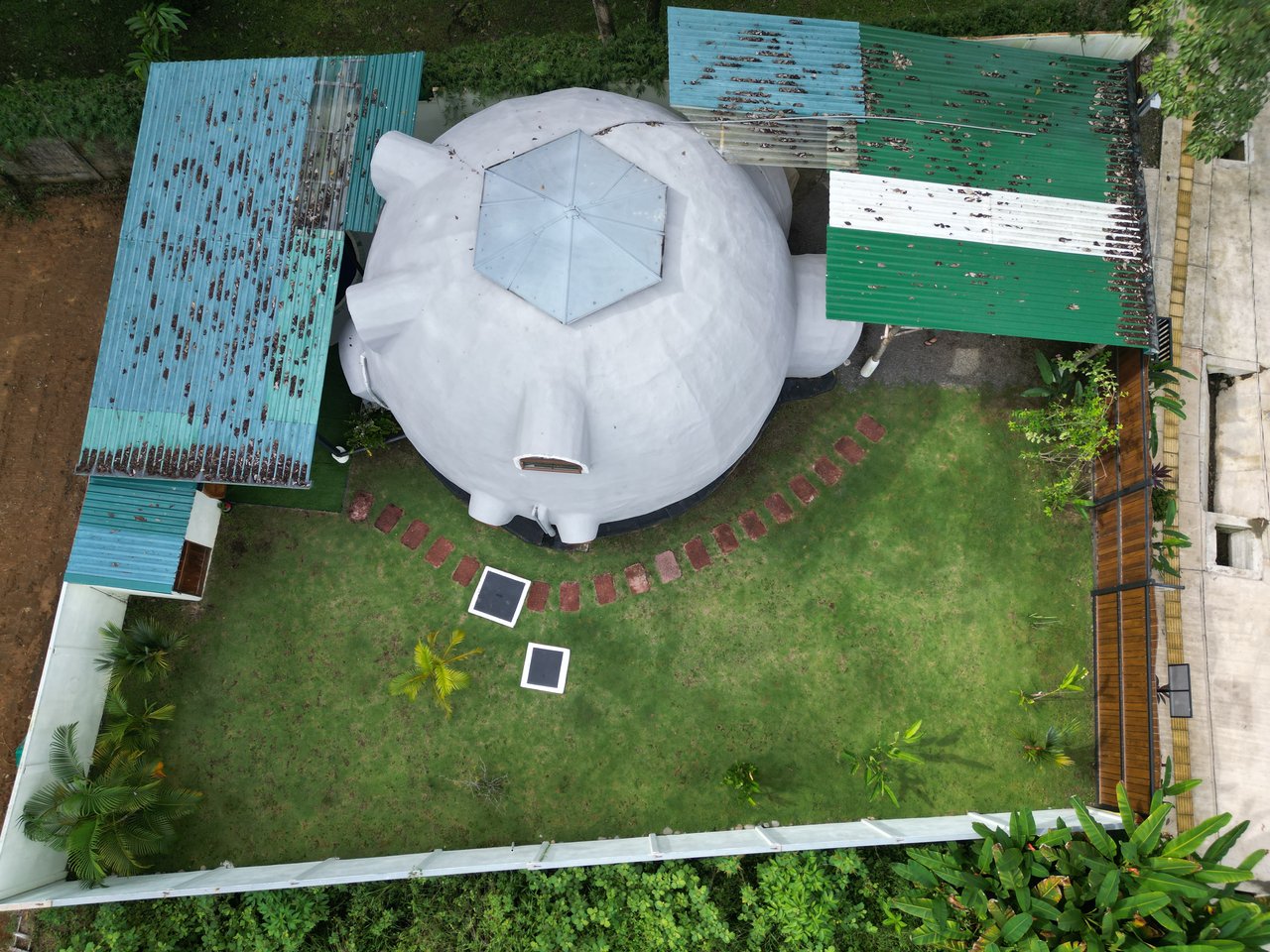 0.07 Acres – Unique 2 Bedroom Dome With Pool Walking Distance To The Beach!!!