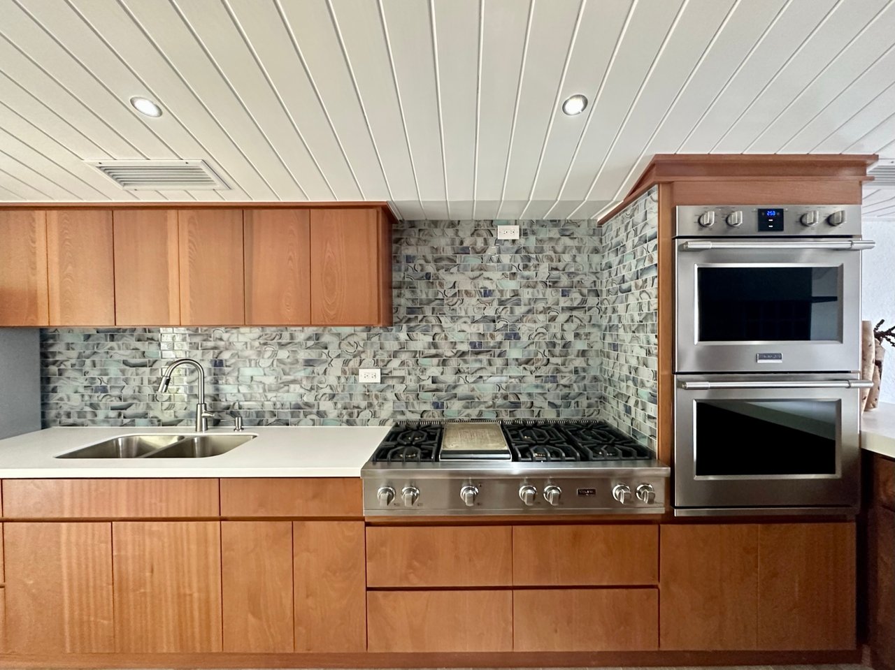 1109 Pieces of 8-Luxury Condo