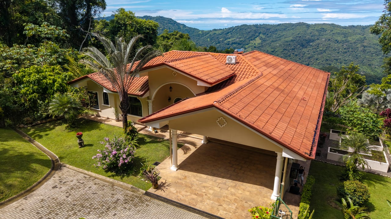 CASA ORQUIDEA – LUXURY HOME WITH OCEAN VIEWS IN GATED COMMUNITY