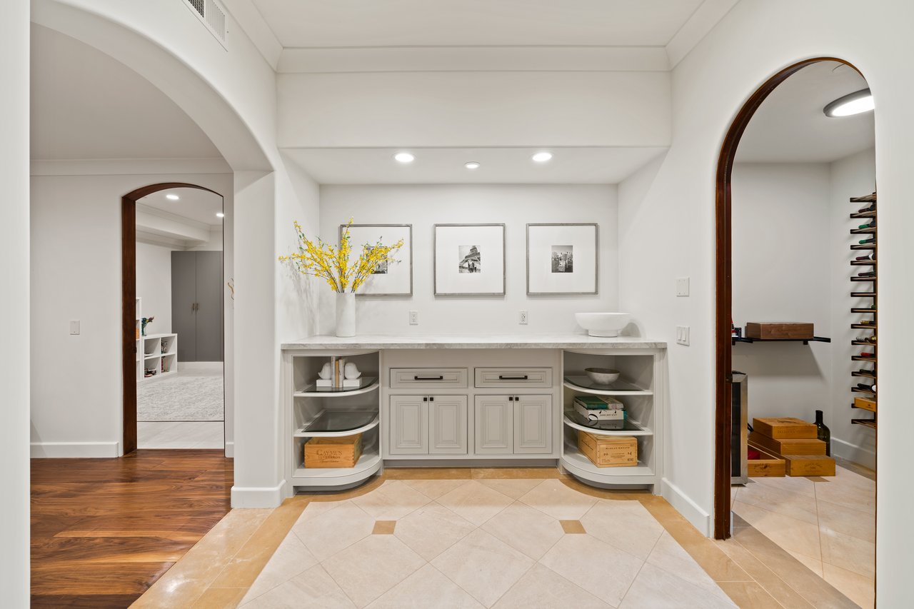 893 Laverne WAY