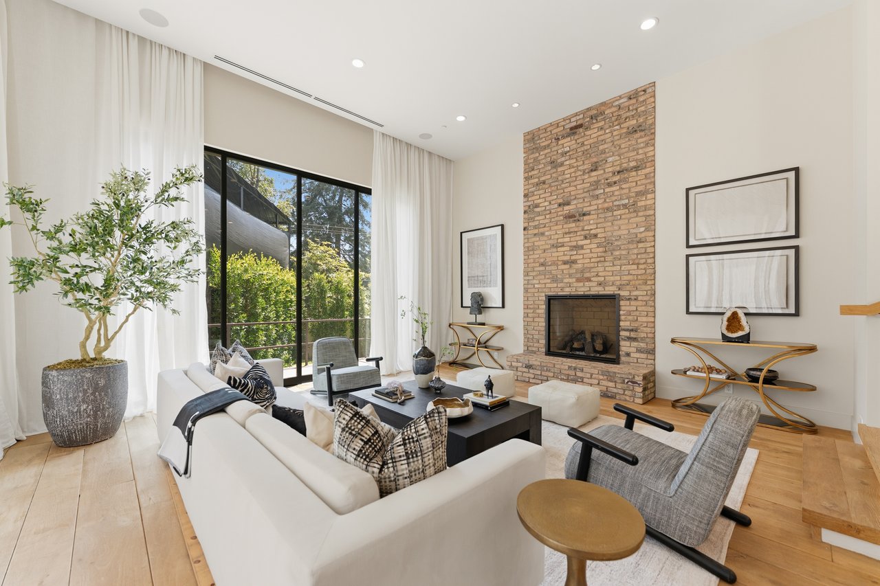 Bowmont Dr, 90210