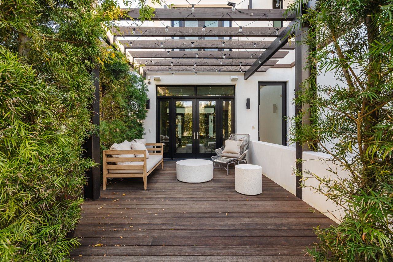 536 N Arden Blvd, Larchmont