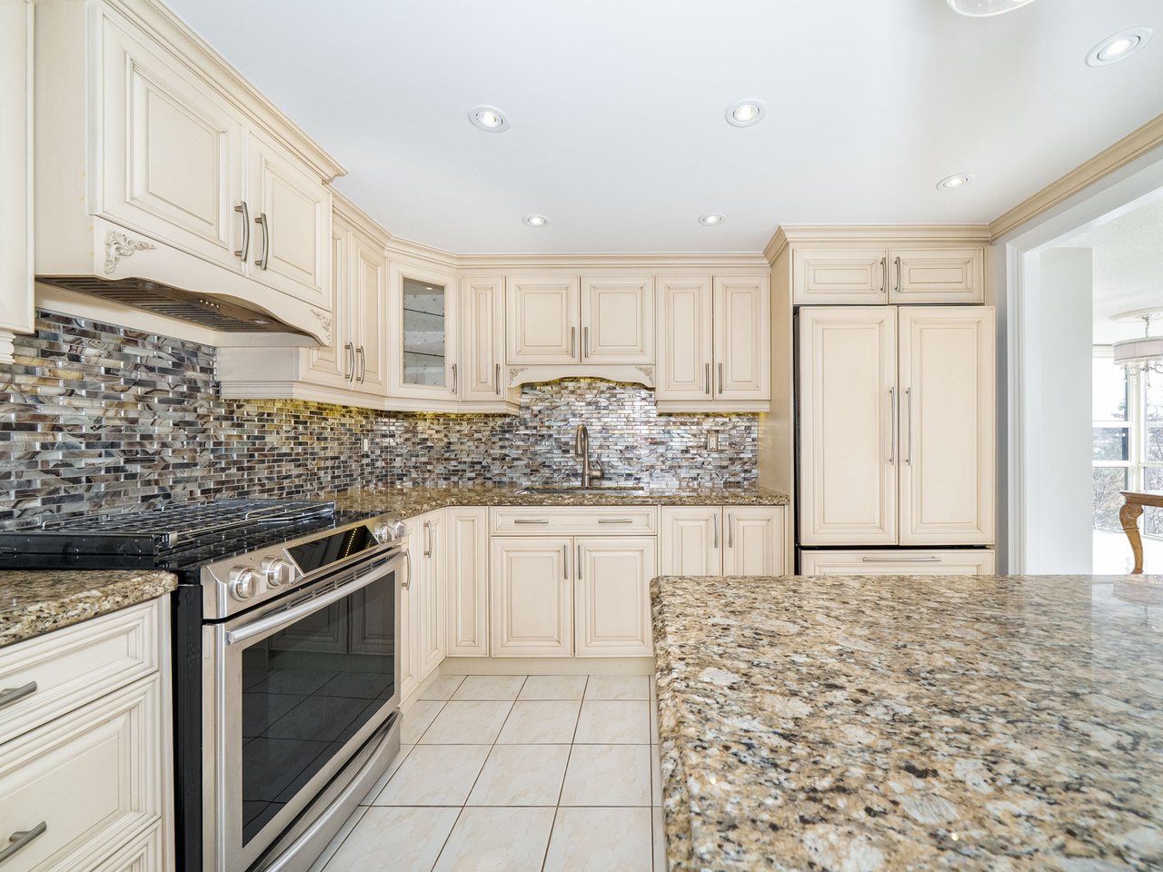 30 Harding Boulevard W, 404