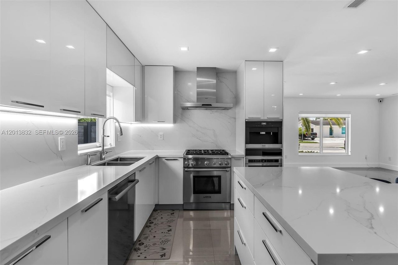 3112-village-green-miami-fl-pool-home-for-sale-kitchen