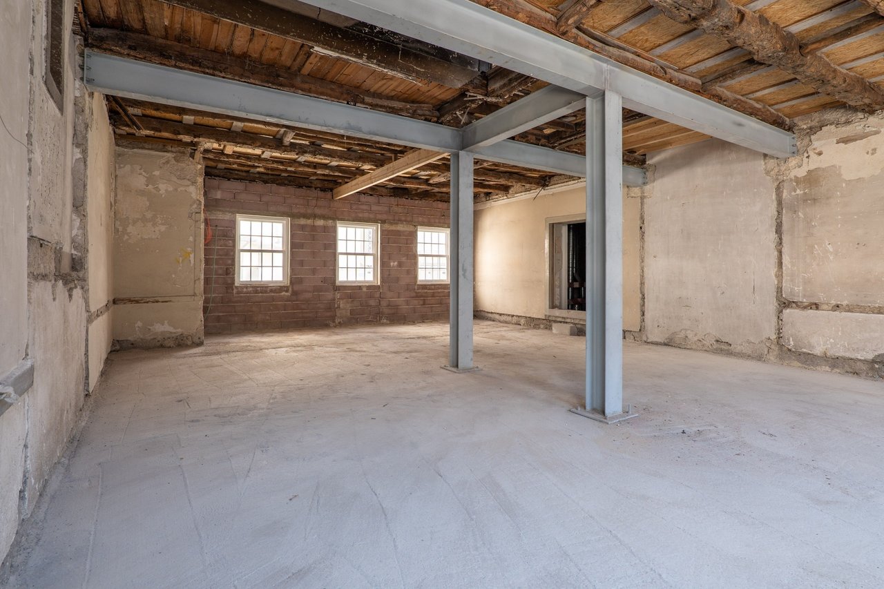 Versatile 450 m² Commercial Building for Lease in Trindade, Porto’s Prime Business Hub