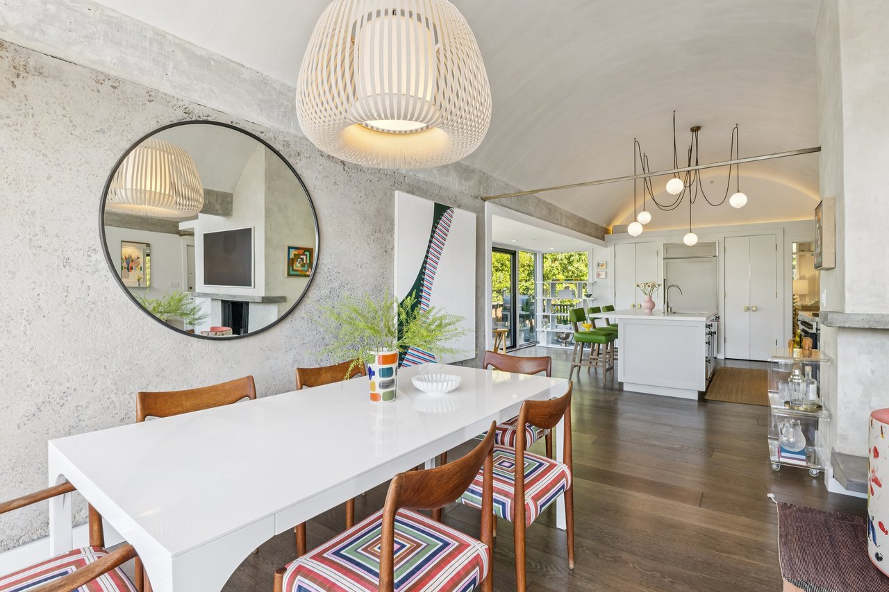 Stylish and Chic Upper Unit