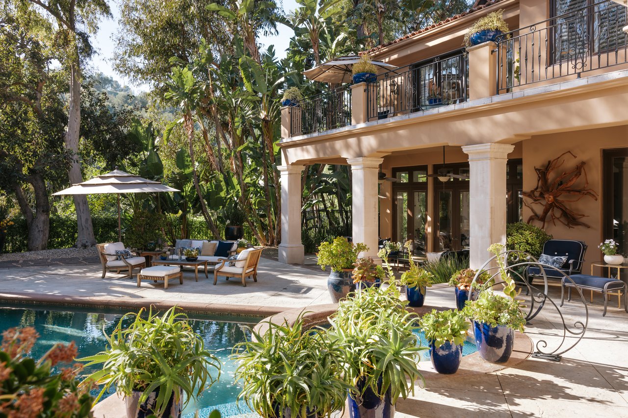 2700 Benedict Canyon Dr