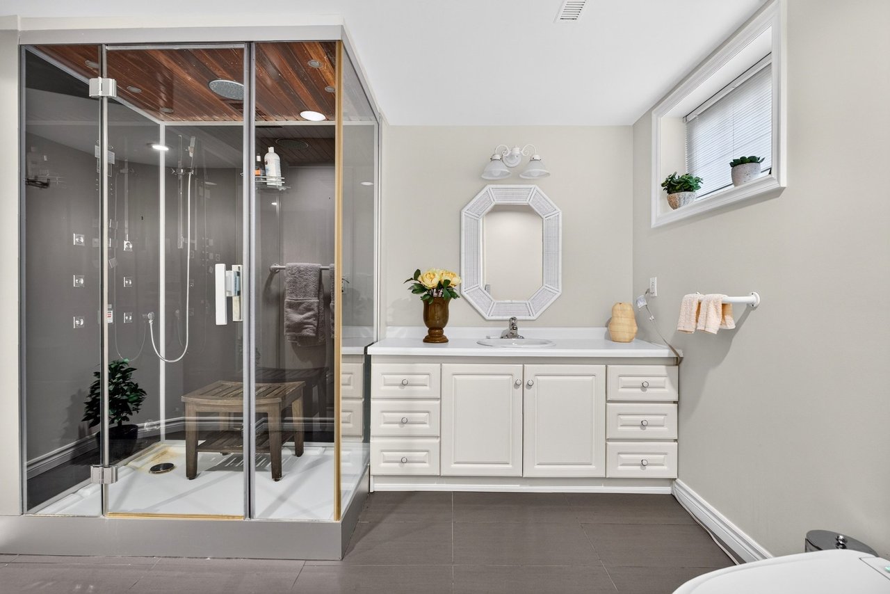 Executive Millcroft Townhome