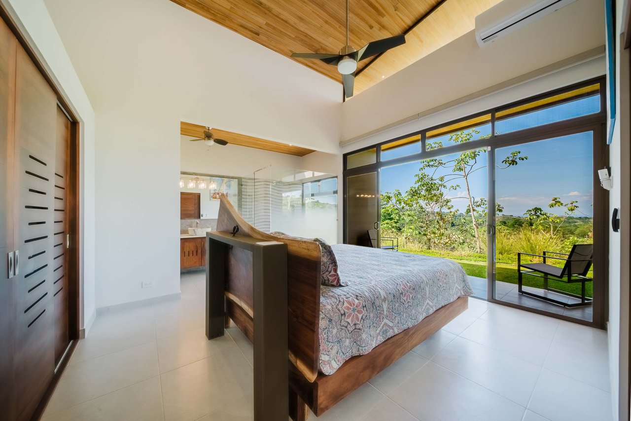 Guest House and Infinity Pool Ocean View Luxury Estate