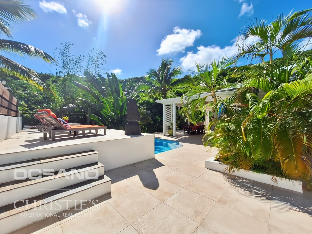 Stunning 4-Bedroom Villa on Spacious Plot - Orient Bay