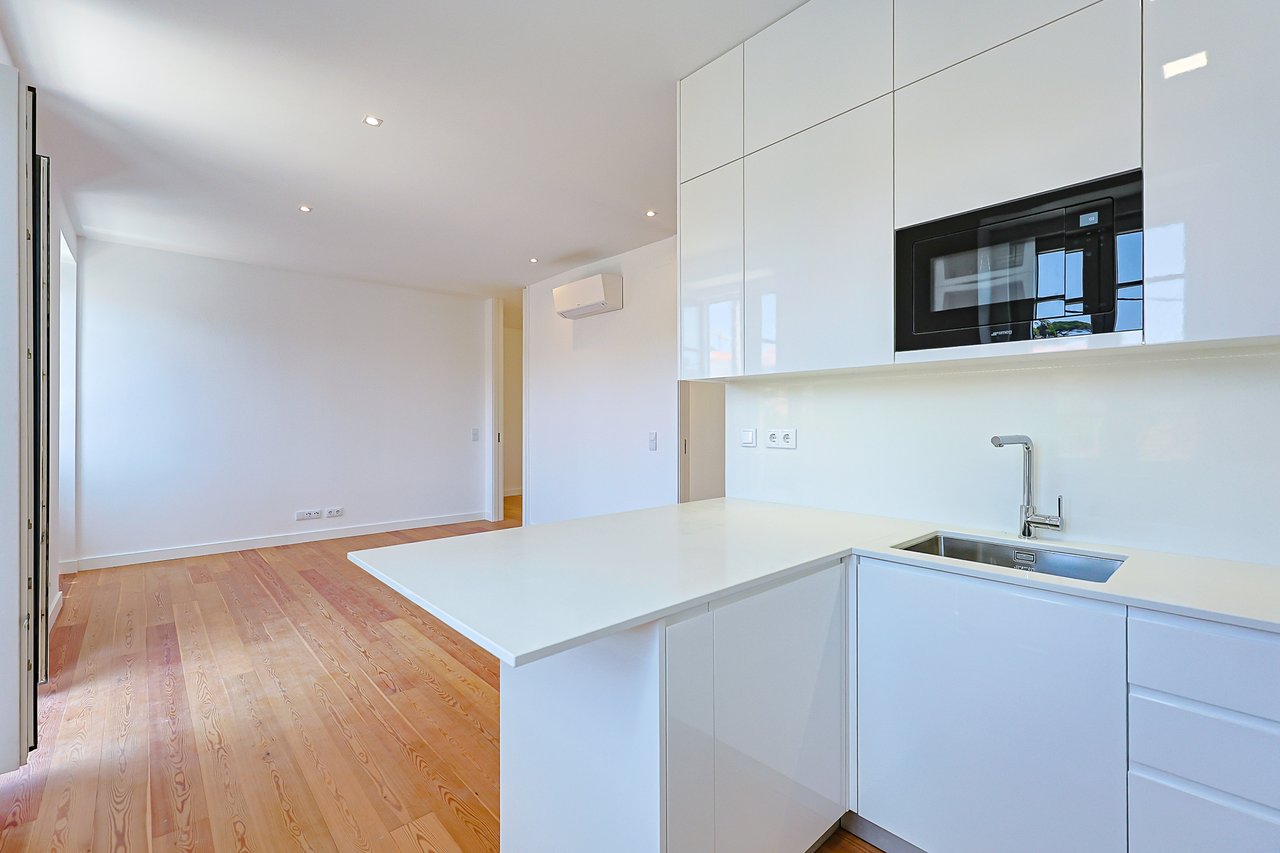 Elegant New T2 Apartment with Two Suites in Monte Estoril