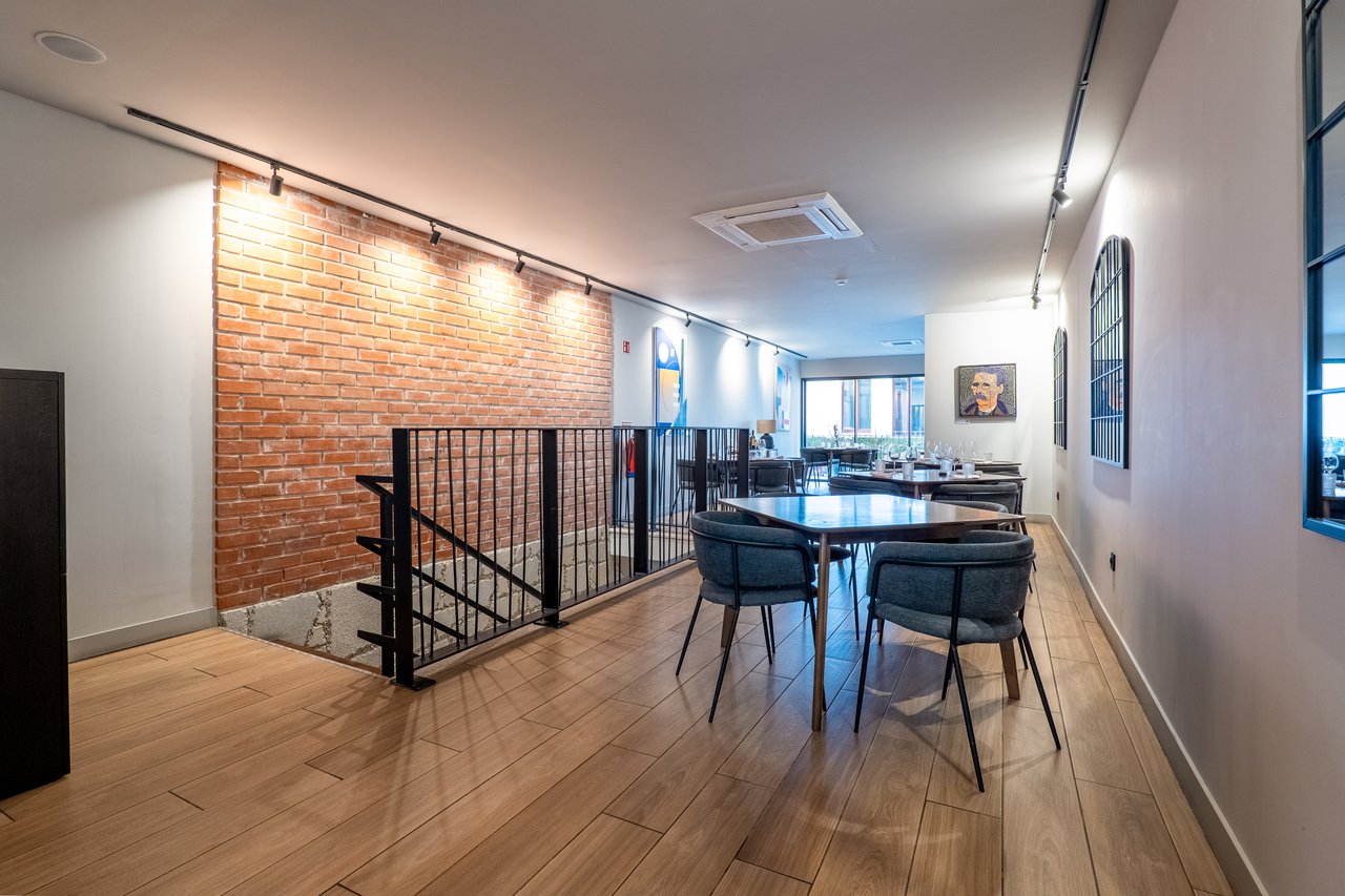 Prime Fine-Dining Restaurant Business Transfer (“Trespasse”) in Central Porto