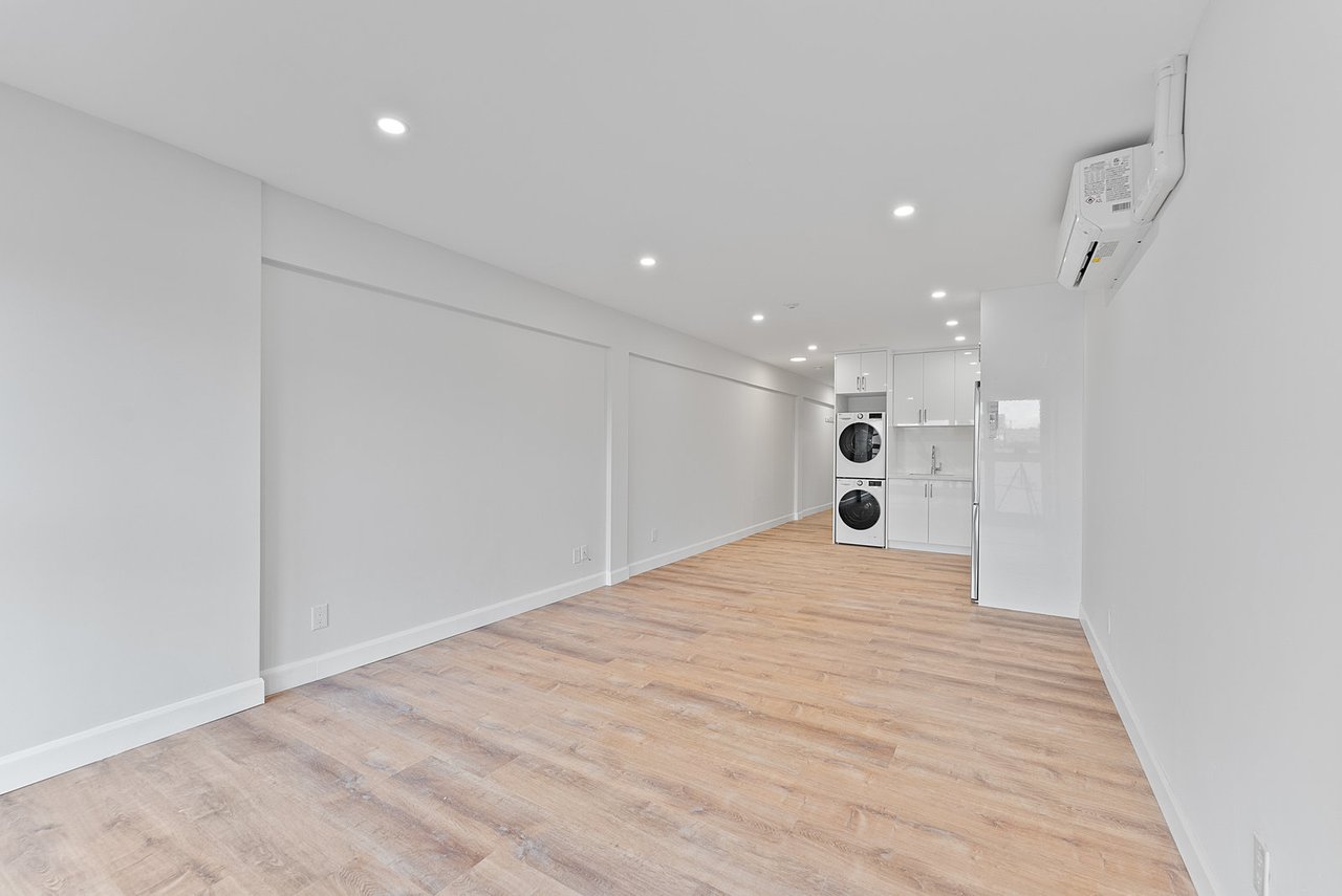 1328 Gerrard Street E 302