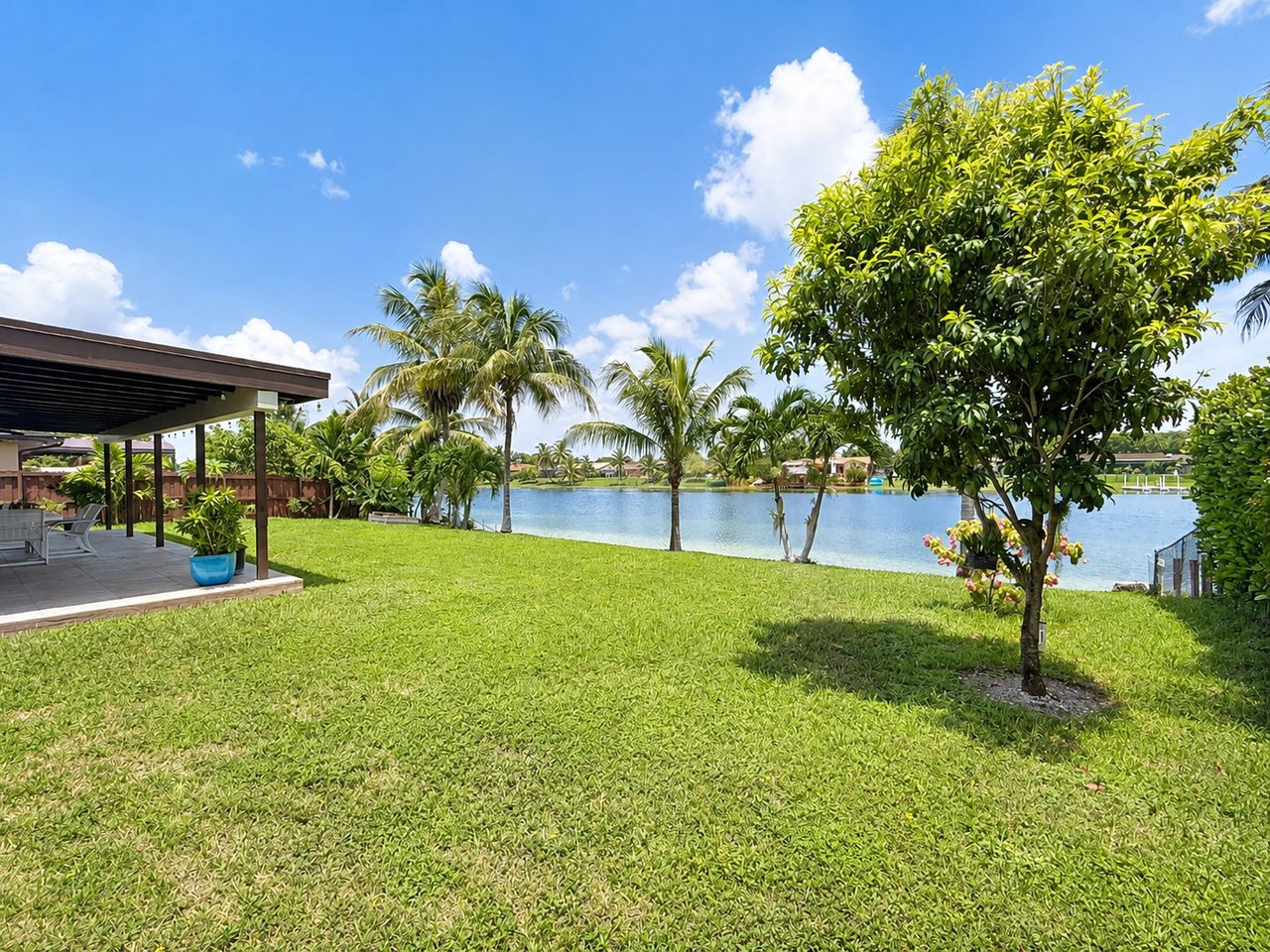 Lakefront Living in Kendall Lakes