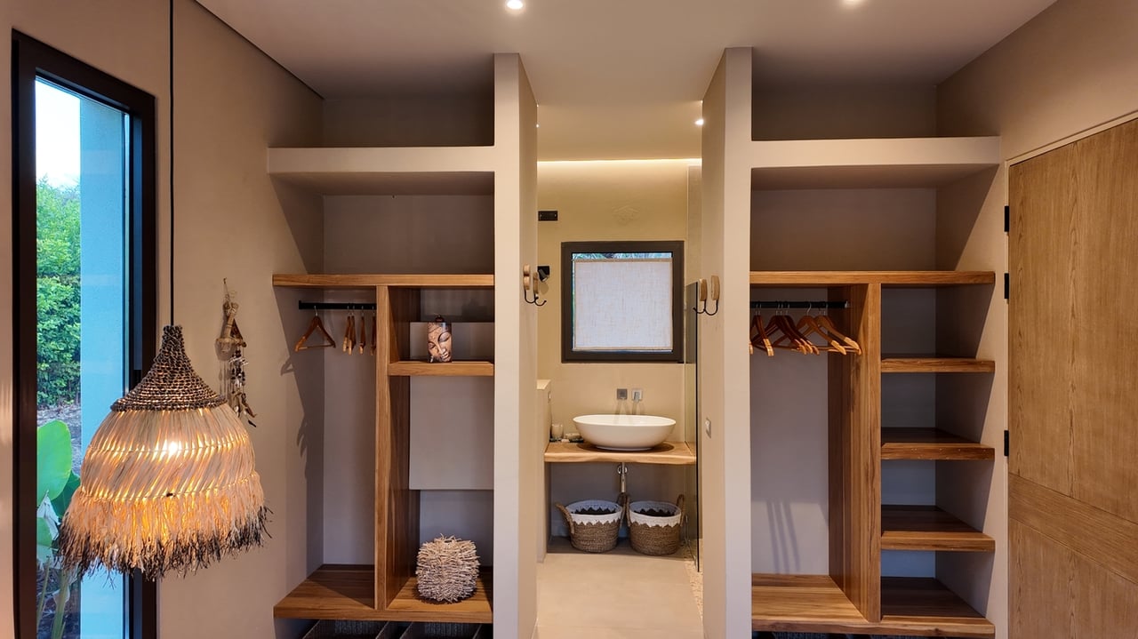 SANTA FE MODERN HOME IN CATALINA COVE | 5,410 M² LOT NEAR BEACHES