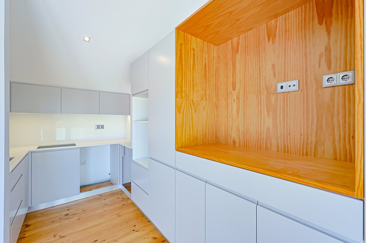 3 Bedroom Duplex with Sea View, Balcony & Private Lift in Monte Estoril