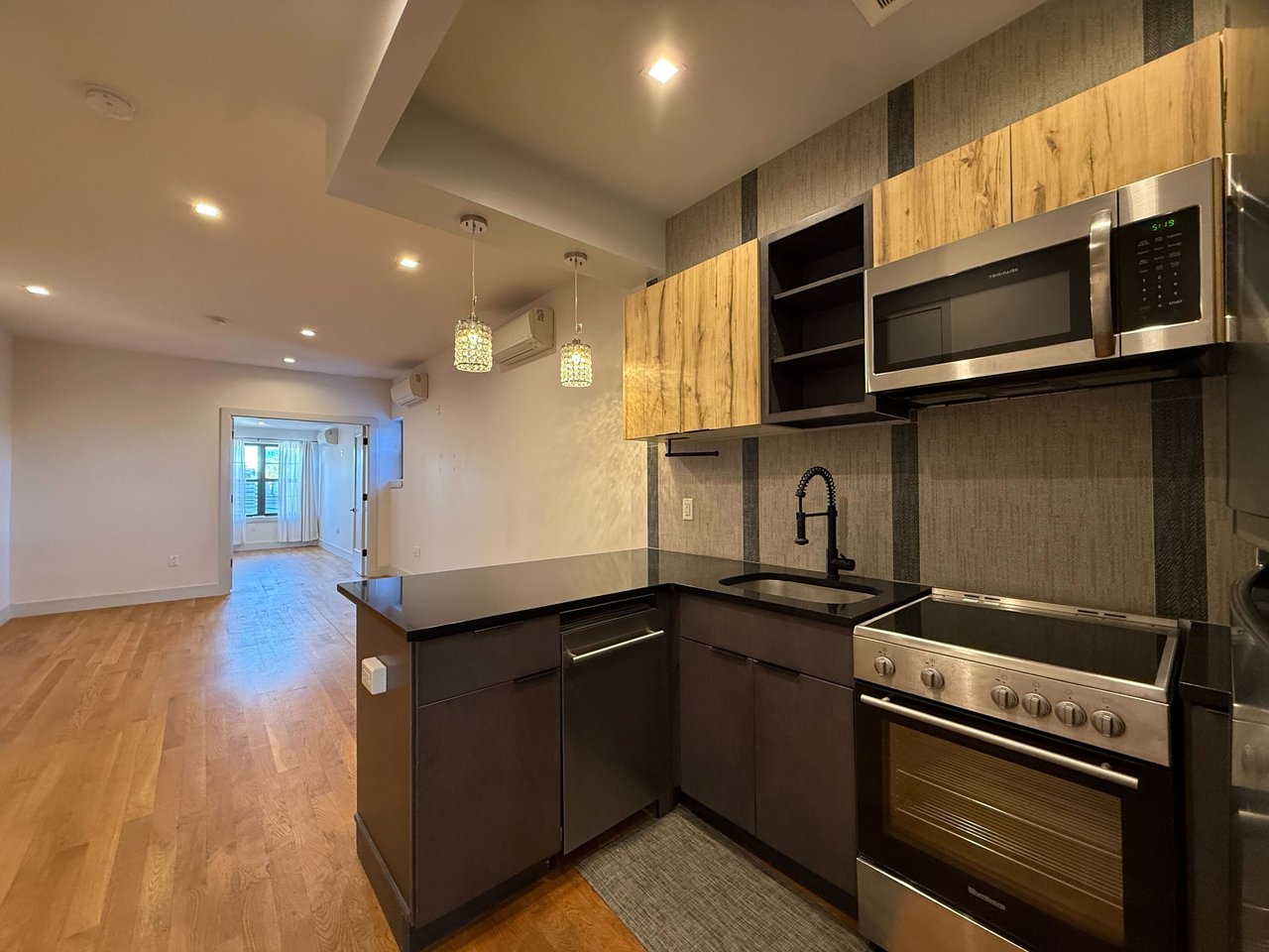 241 Scholes St 2R