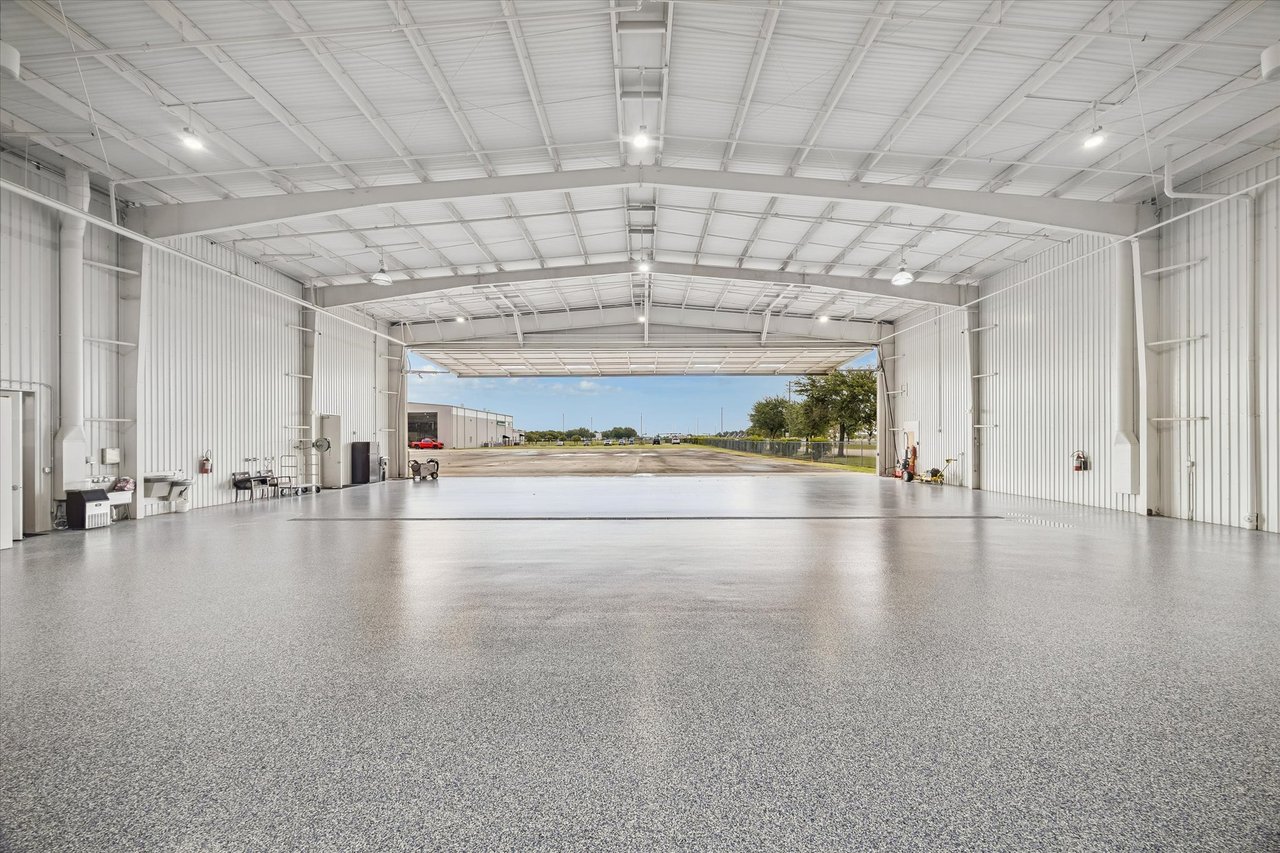 Hangar + Office - Sugar Land Regional Airport (KSGR)