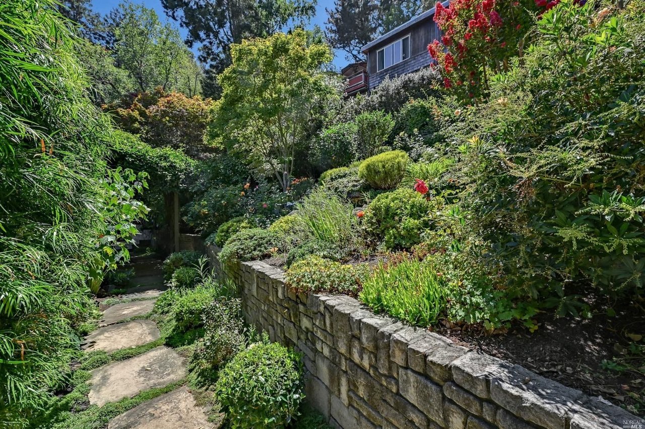 7 Eden Ln