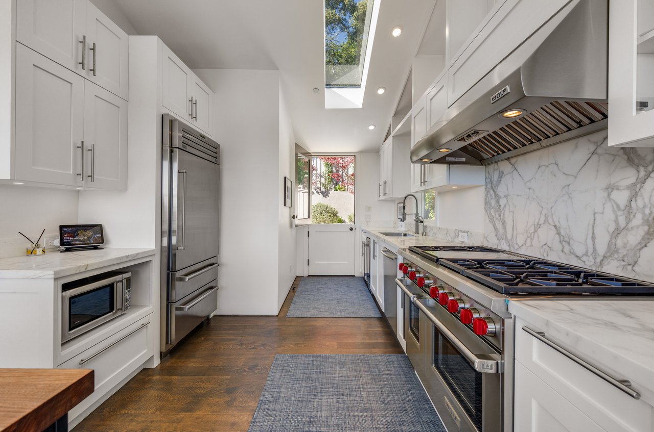 Chic and Stylish on Belvedere Island