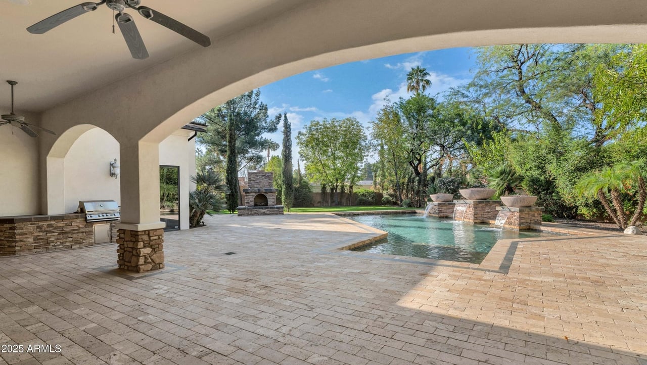 7233 E ROYAL PALM Road