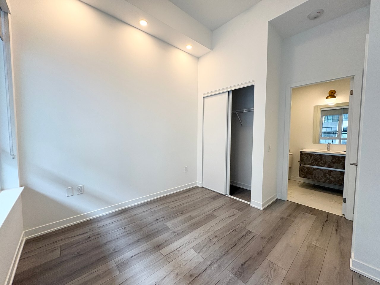 395 Dundas Street W Unit: 223
