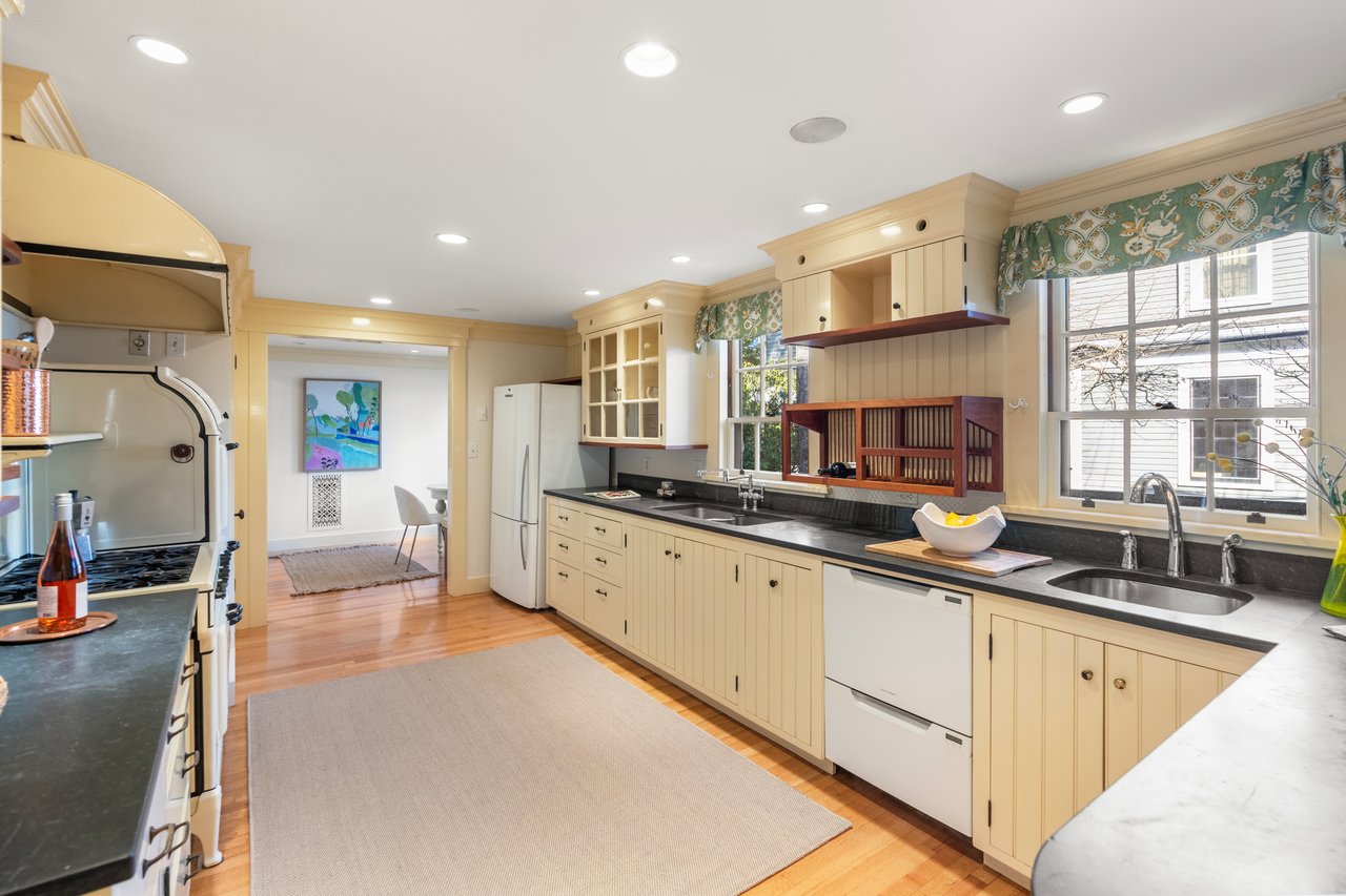 18 Ash Street, Cambridge, MA 02138